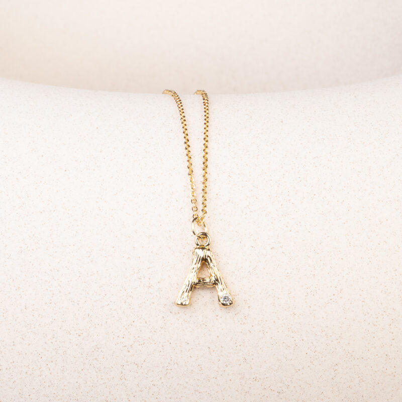 Halskæde m. vedhæng - Rustikt bogstav m. sten